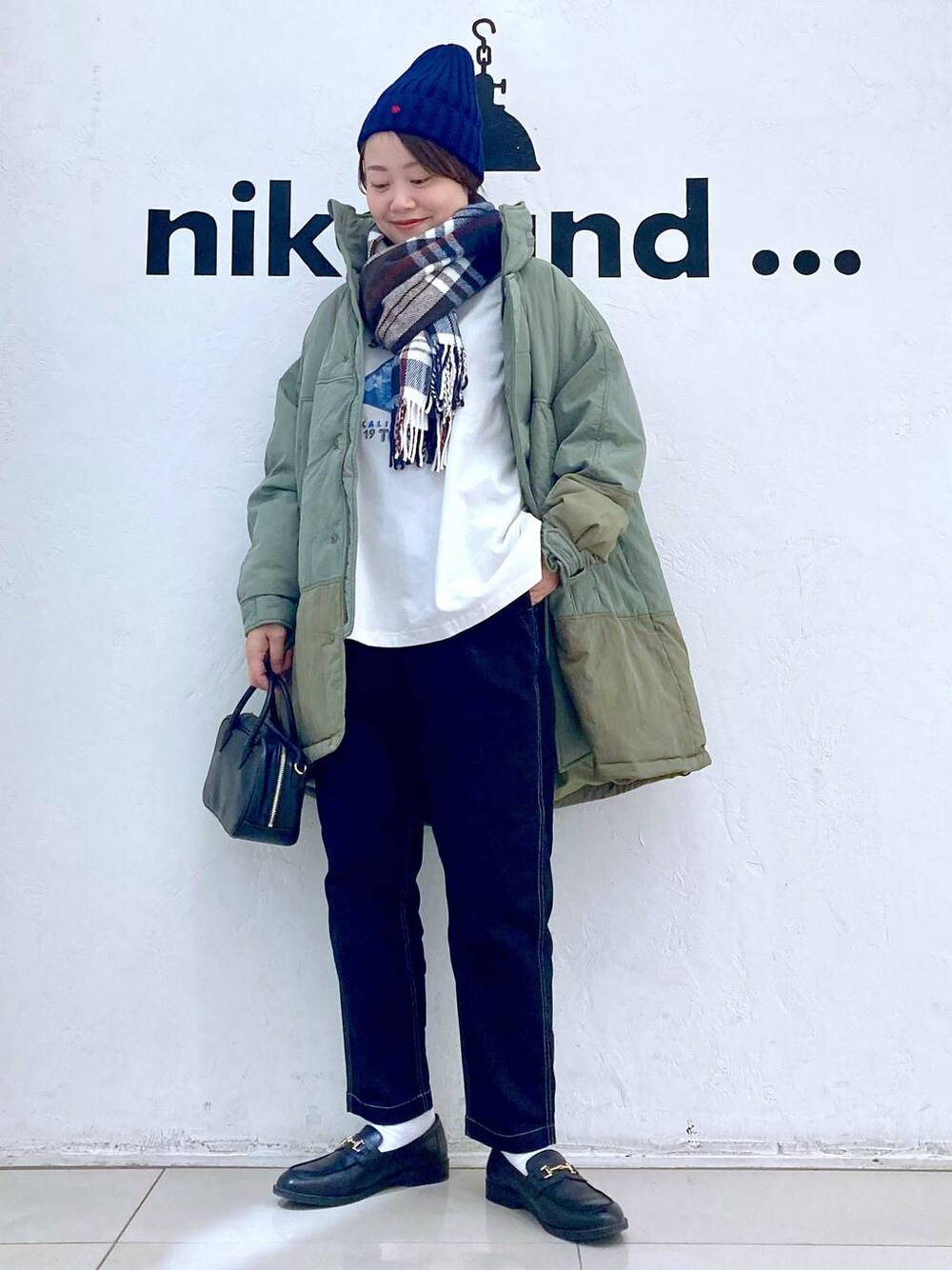 ブラック系のその他パンツ、グリーン系のブルゾン、ホワイト系のTシャツ/カットソーを着用したレディースの冬コーディネートの1枚目の写真