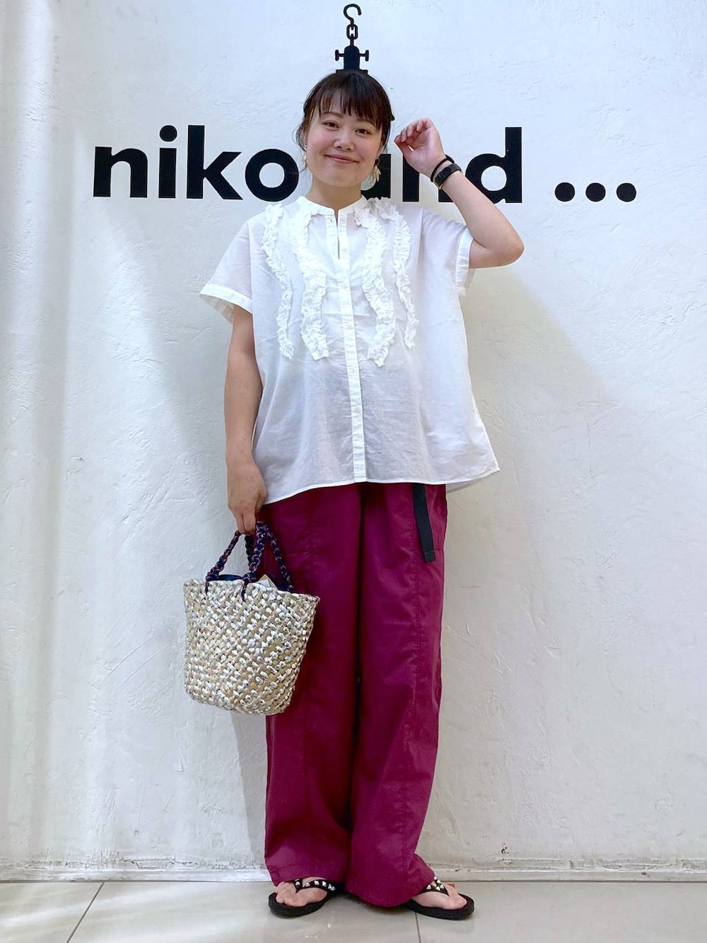 パープル系のその他パンツ、ブラック系のサンダル、ホワイト系のシャツ/ブラウスを着用したレディースの夏コーディネートの1枚目の写真