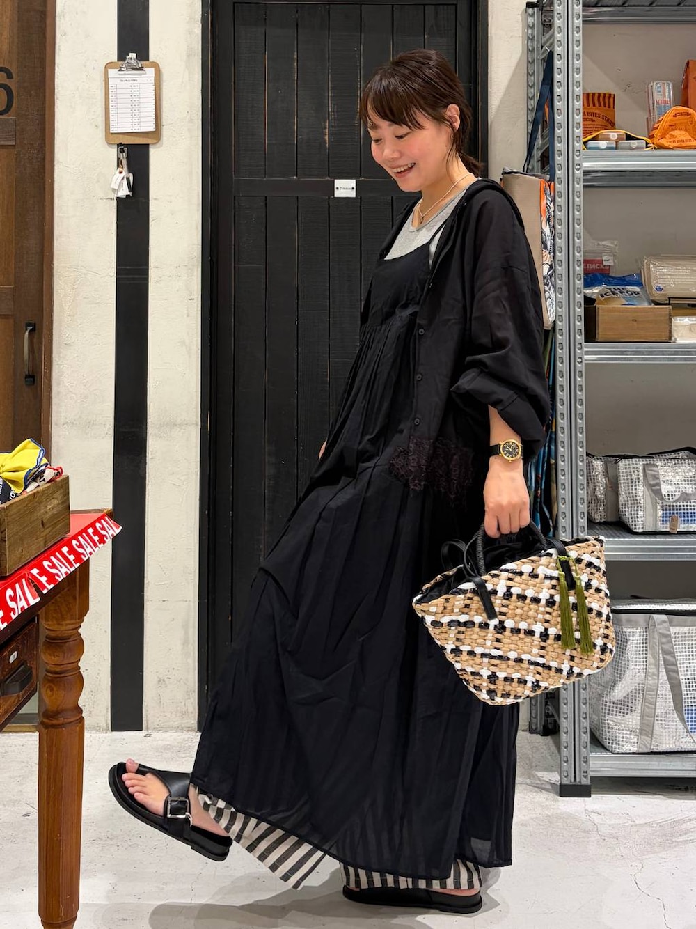 グレー系のタンクトップ、ブラック系のシャツ/ブラウス、その他のかごバッグを着用したレディースの夏コーディネートの1枚目の写真