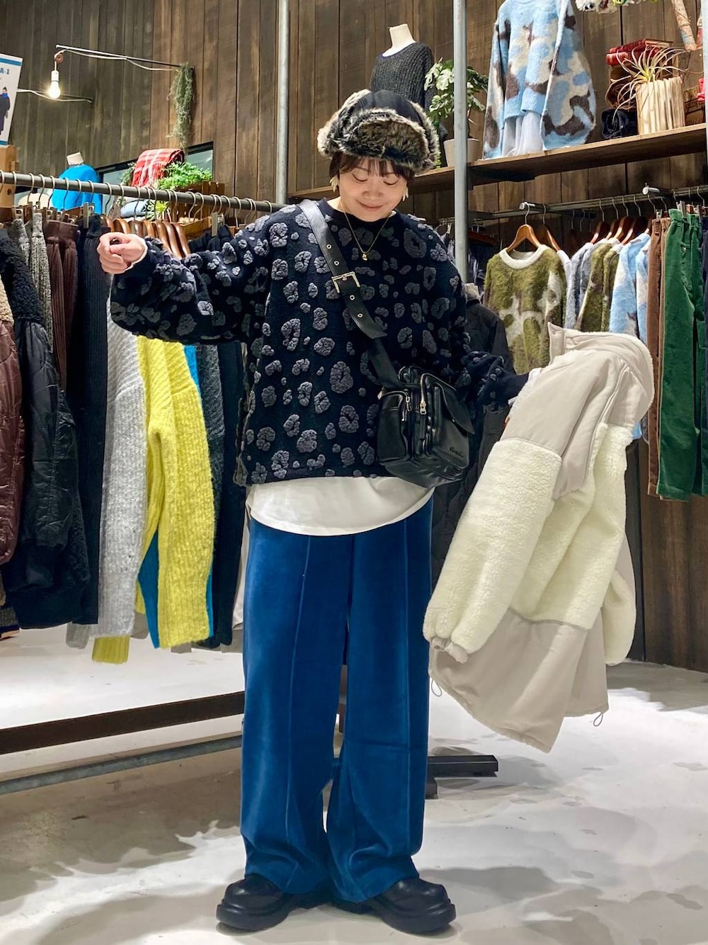 ベージュ系のその他アウター、ホワイト系のTシャツ/カットソー、ブルー系のその他パンツを着用したレディースの冬コーディネートの1枚目の写真