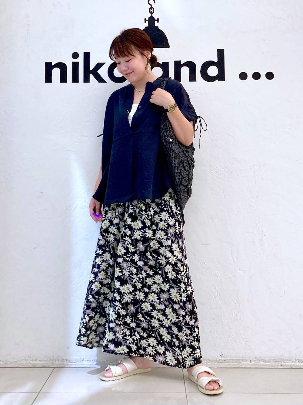 ブラック系のシャツ/ブラウス、ホワイト系のその他パンツ、ブラック系のショルダーバッグを着用したレディースの夏コーディネートの1枚目の写真