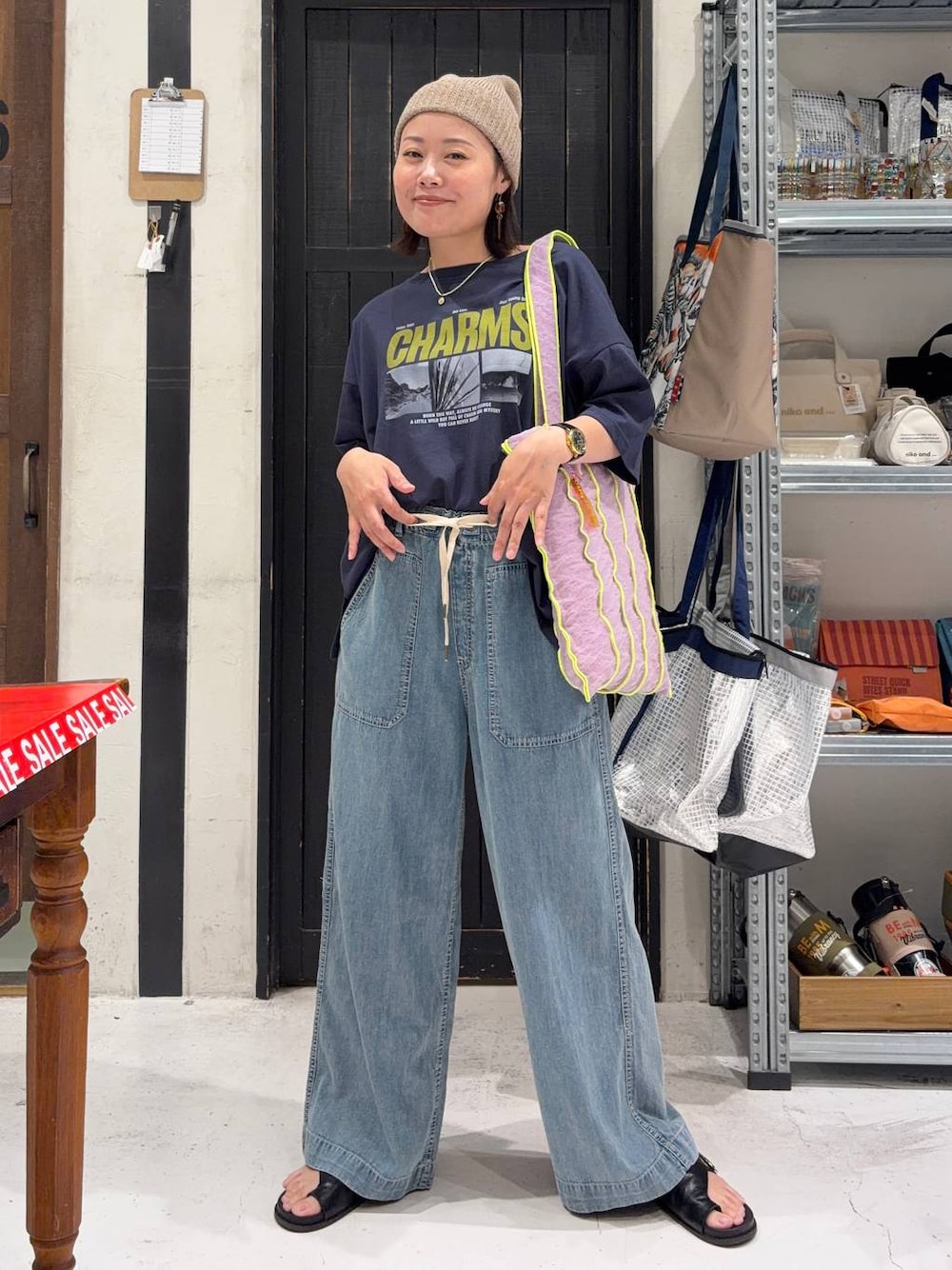 ブルー系のデニムパンツ、ブルー系のTシャツ/カットソー、ベージュ系のニットキャップ/ビーニーを着用したレディースの夏コーディネートの1枚目の写真
