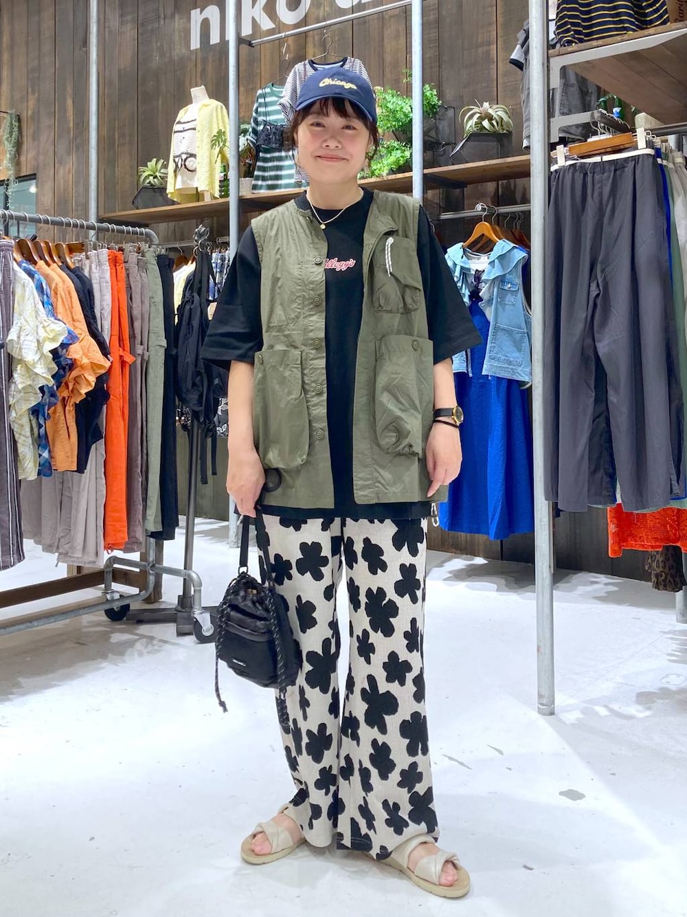 ホワイト系のその他パンツ、ブラック系のTシャツ/カットソー、グリーン系のベストを着用したレディースの夏コーディネートの1枚目の写真