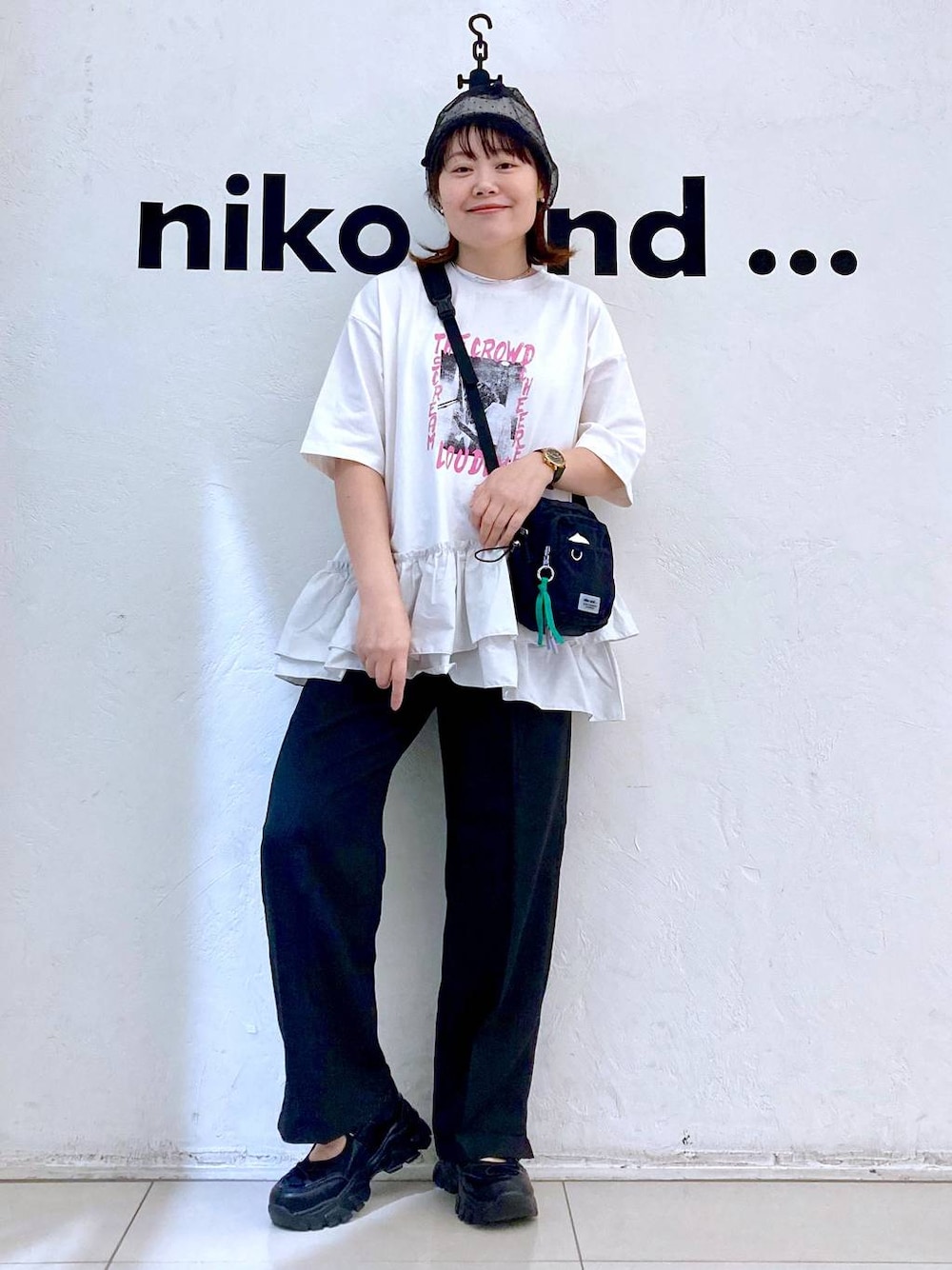 ブラック系のその他パンツ、ブラック系のスニーカー、ブラック系のショルダーバッグを着用したレディースの春コーディネートの1枚目の写真