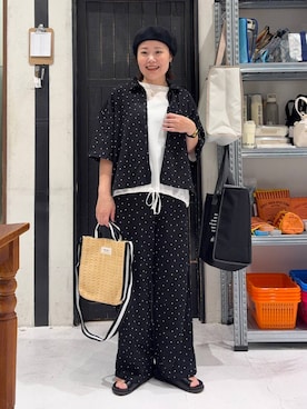 「niko and...（ニコアンド）のDRYクシュイージーシャツ（シャツ/ブラウス、グレー系）」を使った、カワモトさん（レディース・162cm）の春コーディネート