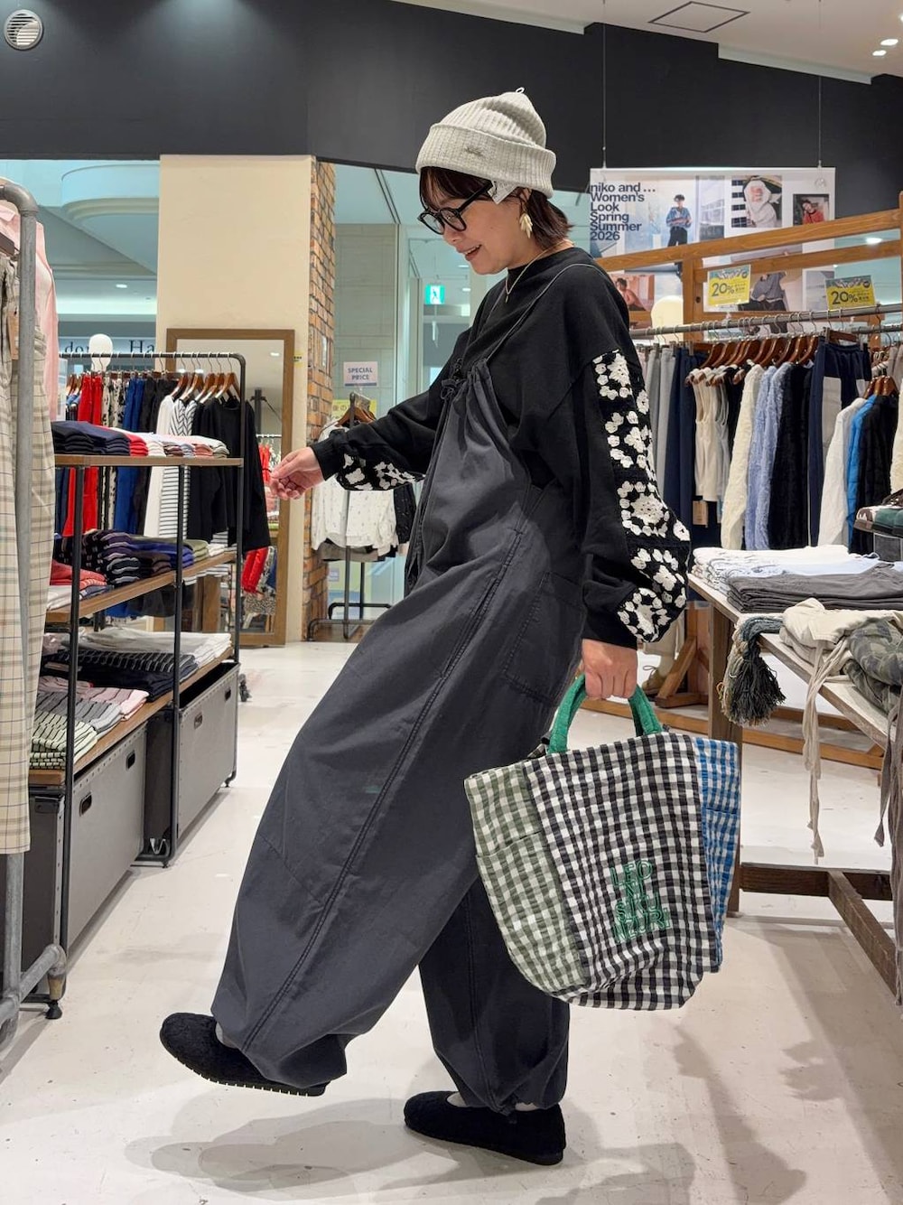 ブラック系のスウェット、ブラック系のパンプス、ブラック系のトートバッグを着用したレディースの春コーディネートの1枚目の写真