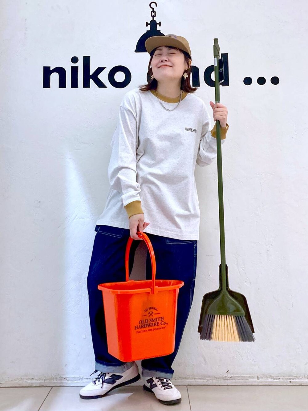 ホワイト系のスニーカー、ブルー系のデニムパンツ、グレー系のTシャツ/カットソーを着用したレディースの春コーディネートの1枚目の写真