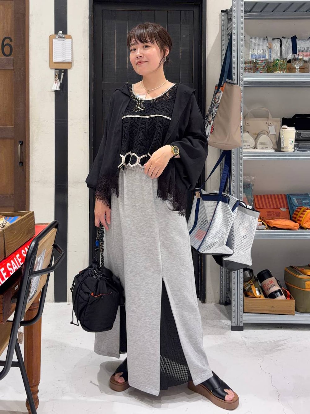 ブラック系のサンダル、ブラック系のその他トップス、ブラック系のシャツ/ブラウスを着用したレディースの夏コーディネートの1枚目の写真