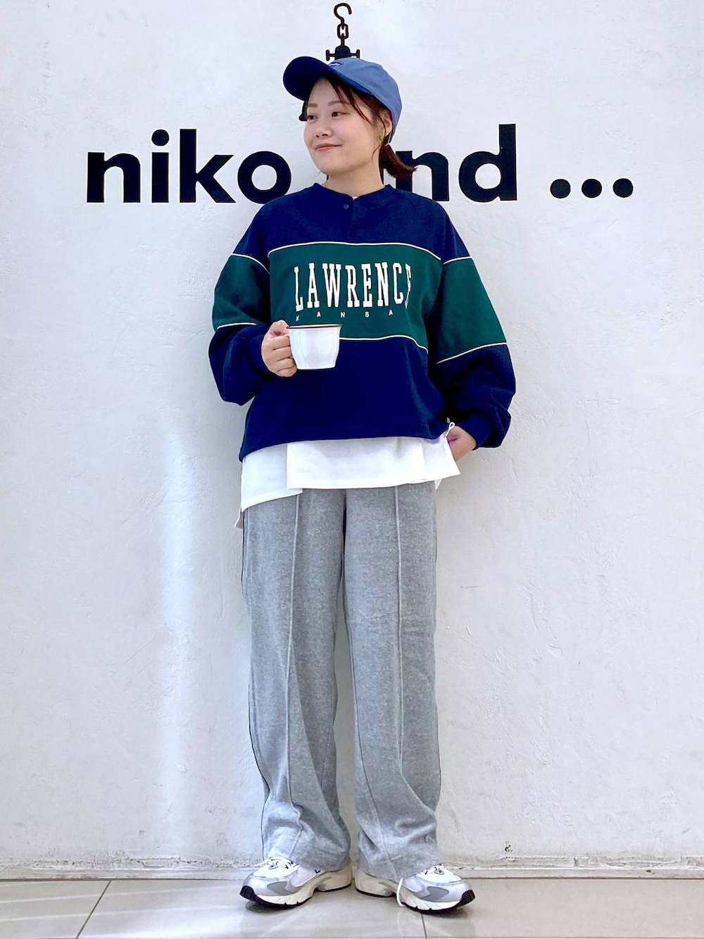 グレー系のスニーカー、ホワイト系のTシャツ/カットソー、グレー系のその他パンツを着用したレディースの秋コーディネートの1枚目の写真