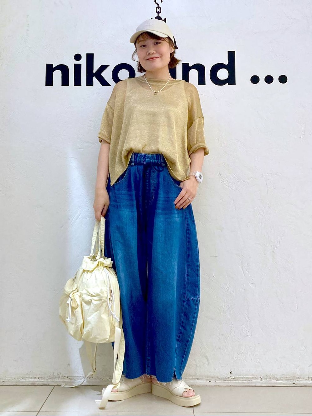 ベージュ系のサンダル、ブルー系のデニムパンツ、ベージュ系のタンクトップを着用したレディースの夏コーディネートの1枚目の写真