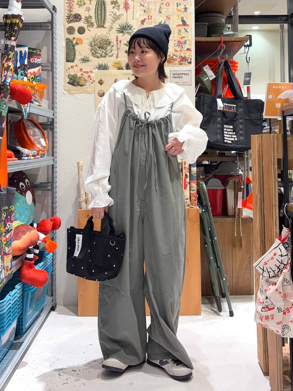 ホワイト系のシャツ/ブラウス、その他のネックレスを着用したレディースの春コーディネートの1枚目の写真