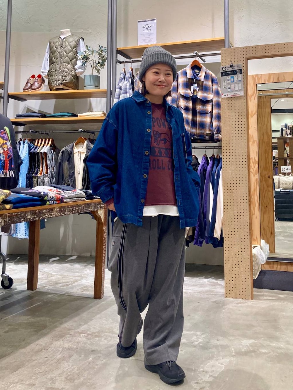 ホワイト系のTシャツ/カットソー、ブルー系のシャツ/ブラウス、グレー系のその他パンツを着用したレディースの秋コーディネートの1枚目の写真