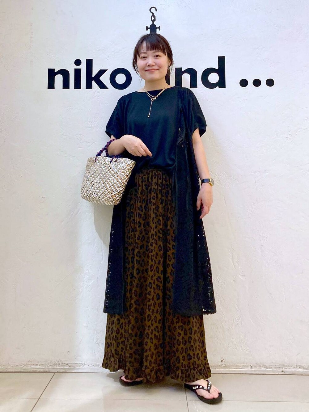 ブラック系のTシャツ/カットソー、ブラック系のサンダル、ブラウン系のスカートを着用したレディースの夏コーディネートの1枚目の写真