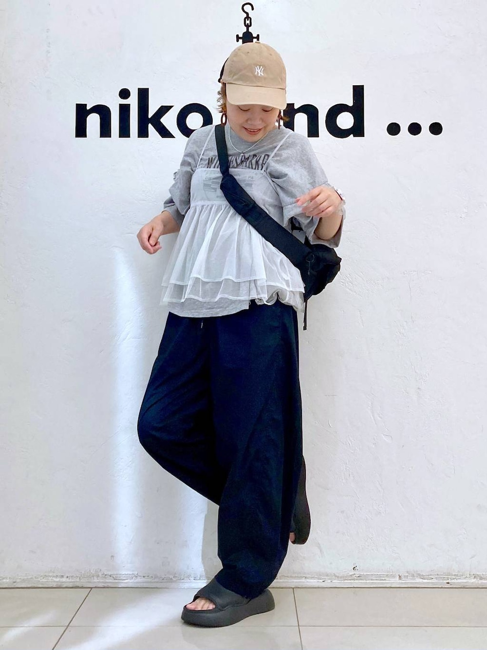 グレー系のキャミソール、ブラック系のサンダル、ブラック系のその他パンツを着用したレディースの夏コーディネートの1枚目の写真