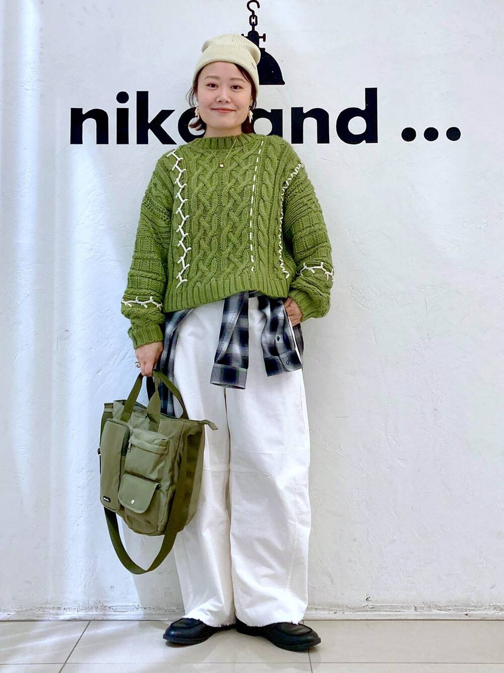 グレー系のブルゾン、ホワイト系のその他パンツ、ブラック系のシャツ/ブラウスを着用したレディースの秋コーディネートの1枚目の写真