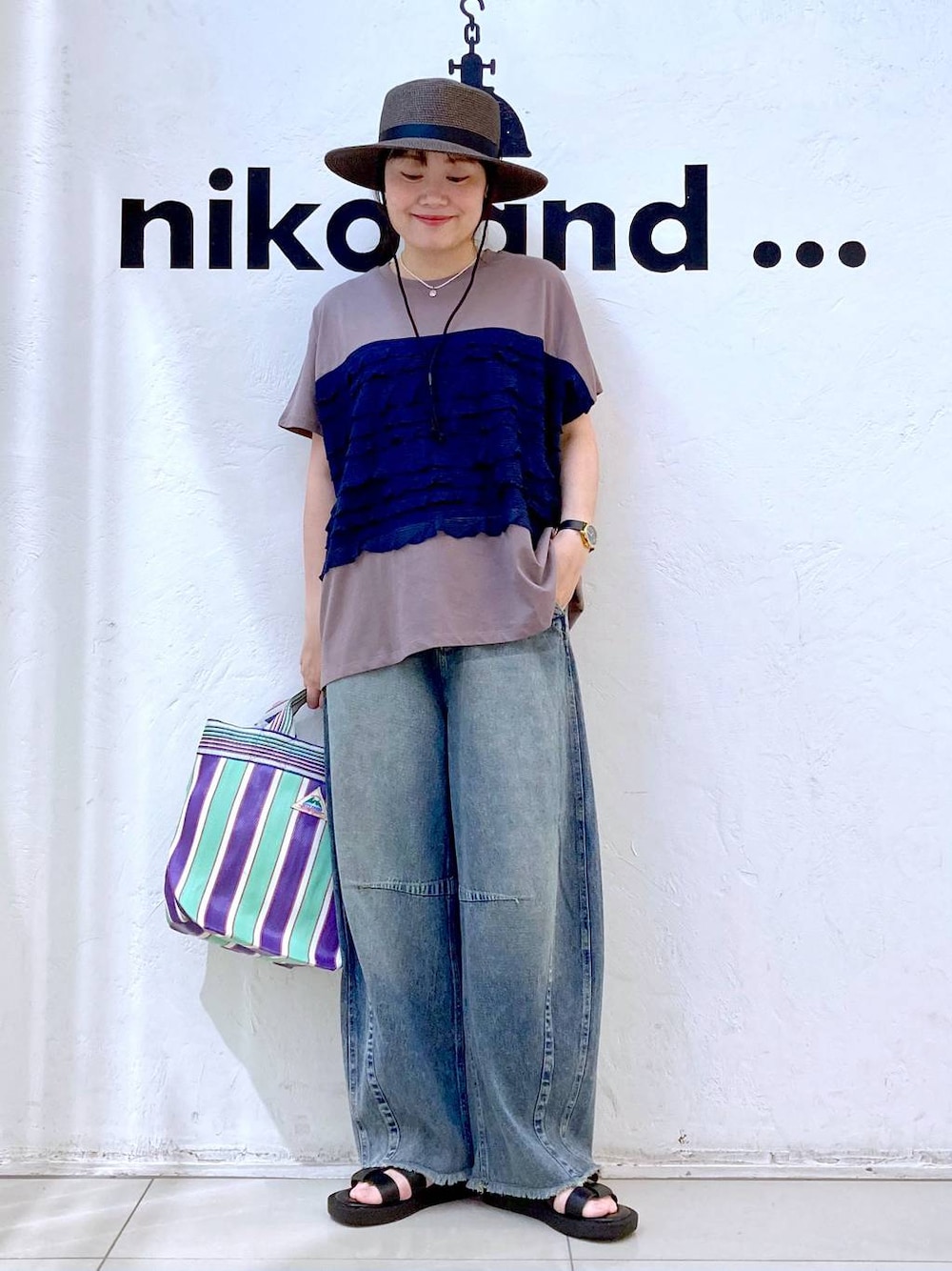 ブルー系のその他パンツ、グリーン系のトートバッグ、ブラウン系のTシャツ/カットソーを着用したレディースの夏コーディネートの1枚目の写真