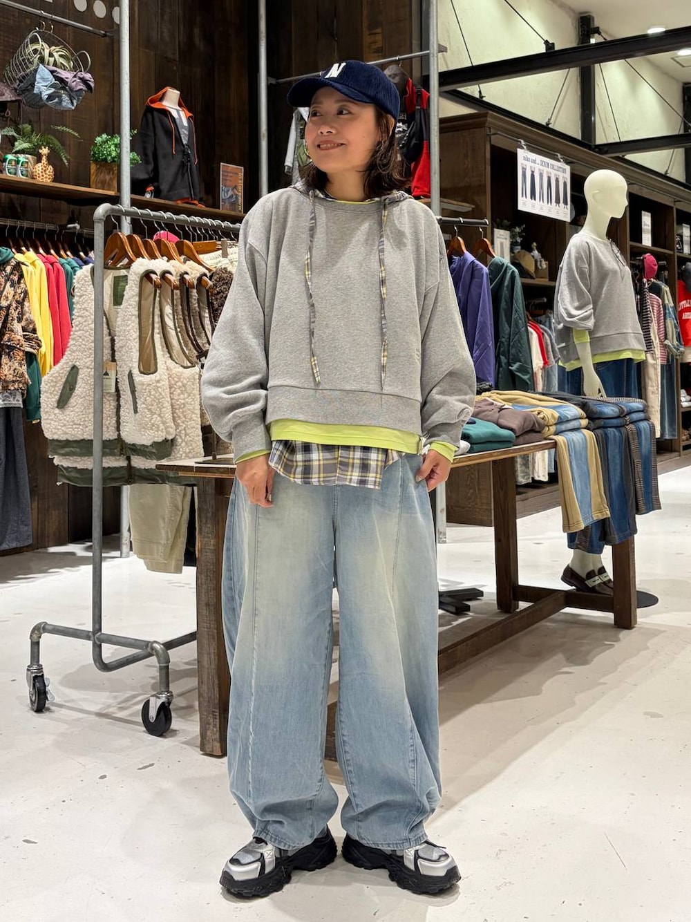 その他のスニーカー、ブルー系のデニムパンツ、グレー系のスウェットを着用したレディースの秋コーディネートの1枚目の写真
