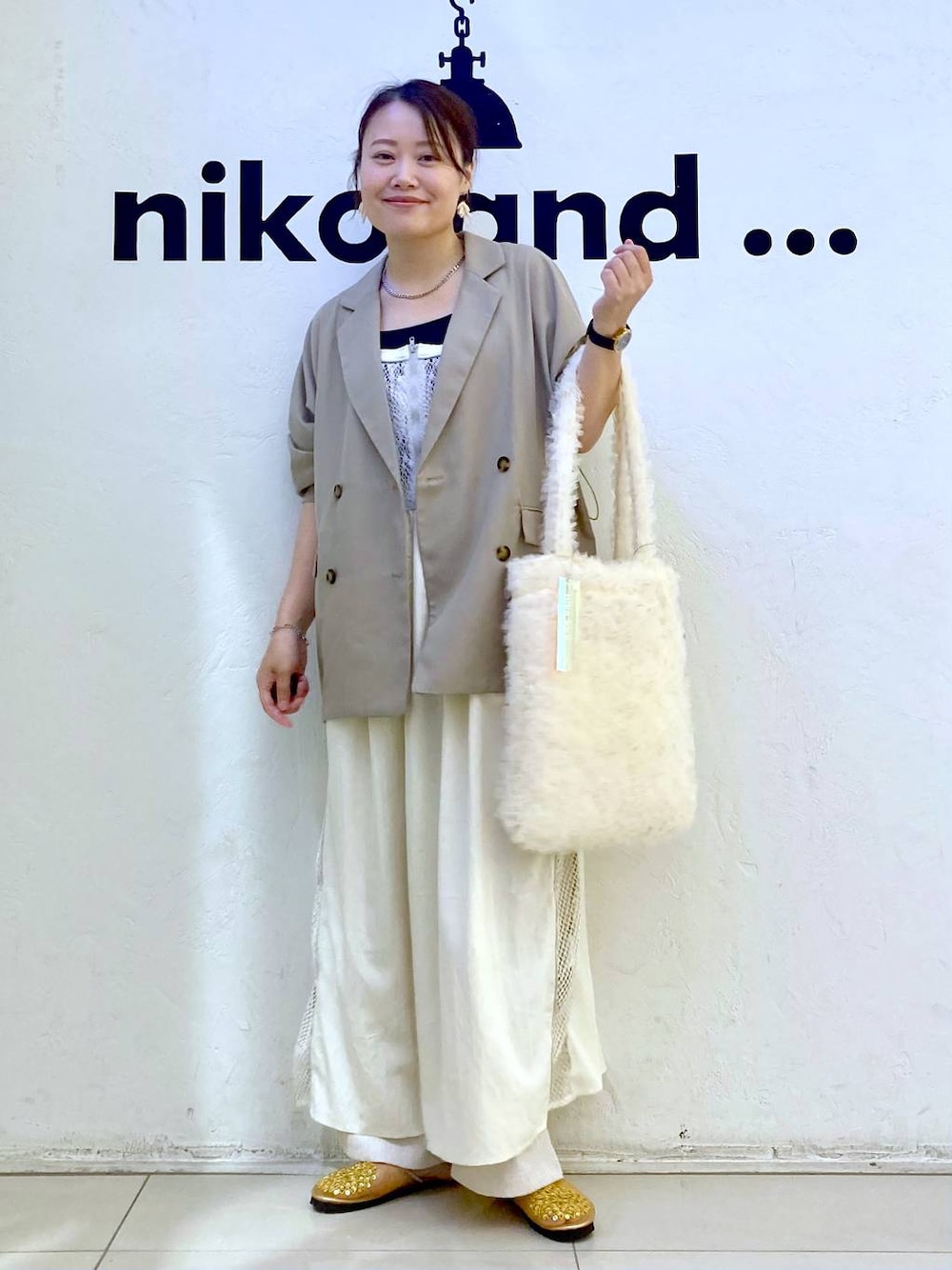 ホワイト系のその他パンツ、ベージュ系のトートバッグ、イエロー系のサンダルを着用したレディースの秋コーディネートの1枚目の写真