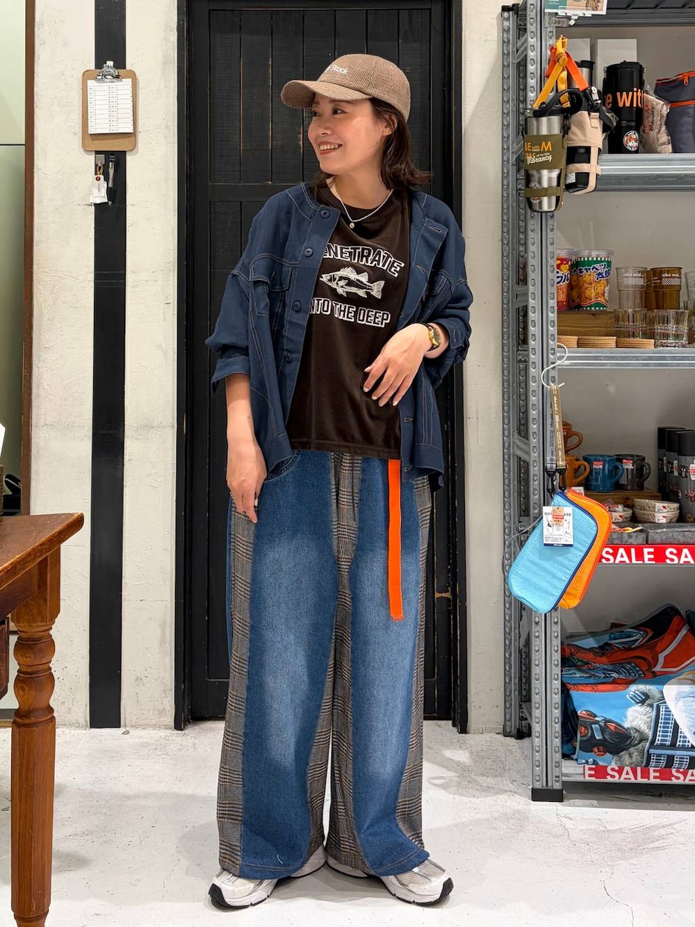 ブラウン系のTシャツ/カットソー、ブラウン系のデニムパンツ、ブルー系のブルゾンを着用したレディースの夏コーディネートの1枚目の写真