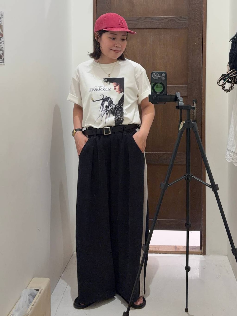 グレー系のその他パンツ、ホワイト系のTシャツ/カットソー、ブラック系のベルトを着用したレディースの夏コーディネートの1枚目の写真