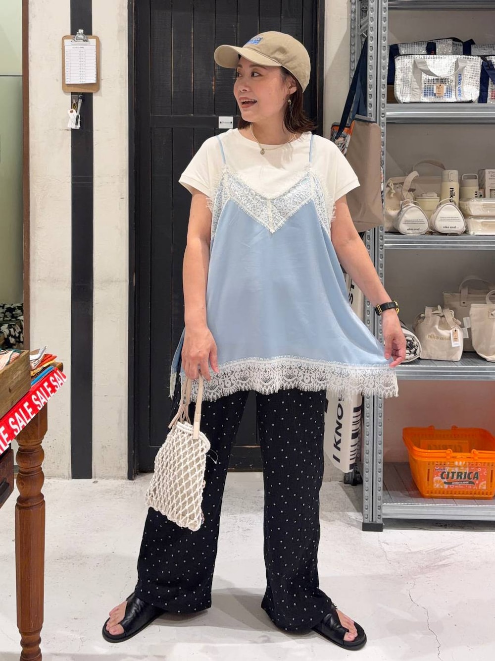 ホワイト系のTシャツ/カットソー、ブラック系のその他パンツ、ベージュ系のトートバッグを着用したレディースの夏コーディネートの1枚目の写真