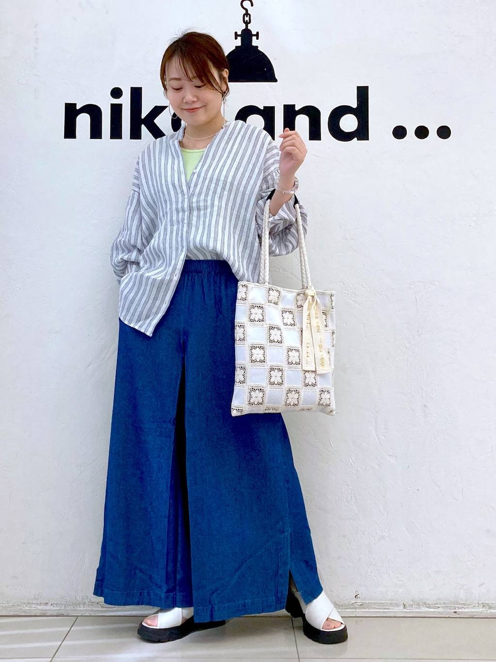 ホワイト系のサンダル、ベージュ系のシャツ/ブラウス、ブルー系のその他パンツを着用したレディースの春コーディネートの1枚目の写真