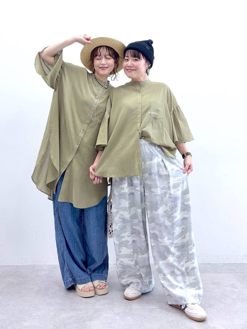 グレー系のその他パンツ、ブルー系のデニムパンツを着用したレディースの夏コーディネートの1枚目の写真
