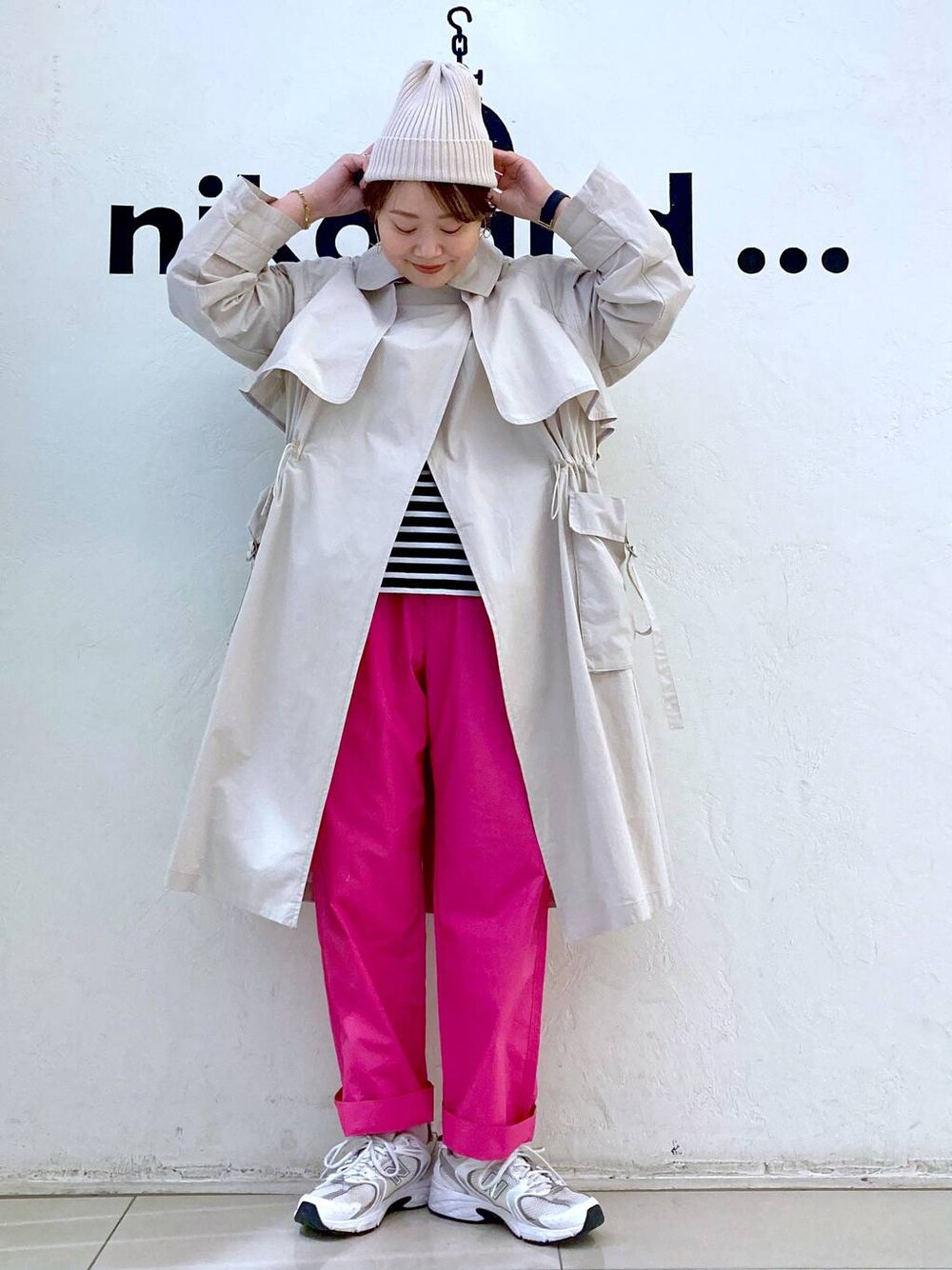 「春コーデ、ネックレス、ブレスレット、GLOBAL WORK、ニット帽、トレンチコート、コート、ワイドパンツ、ウエストゴム、Tシャツ、カジュアル、ナチュラル、ママコーデ、niko and ...」｜「GLOBAL WORKのUNISEX/ステンレスブレスレット/964077（ブレスレット、ゴールド系）」を使った、カワモトさん（レディース・162cm）の春コーディネートの1枚目の写真