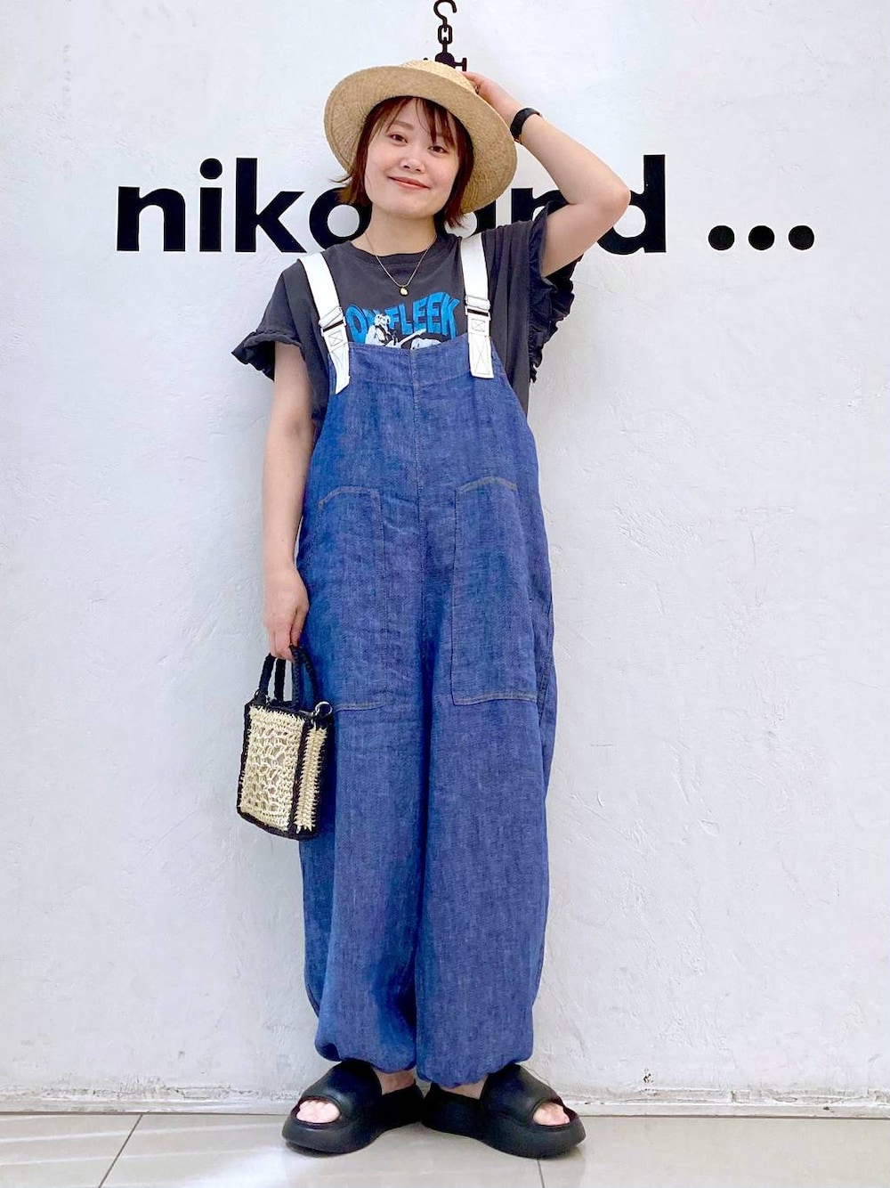 ブラック系のショルダーバッグ、ブラック系のサンダル、グレー系のTシャツ/カットソーを着用したレディースの春コーディネートの1枚目の写真