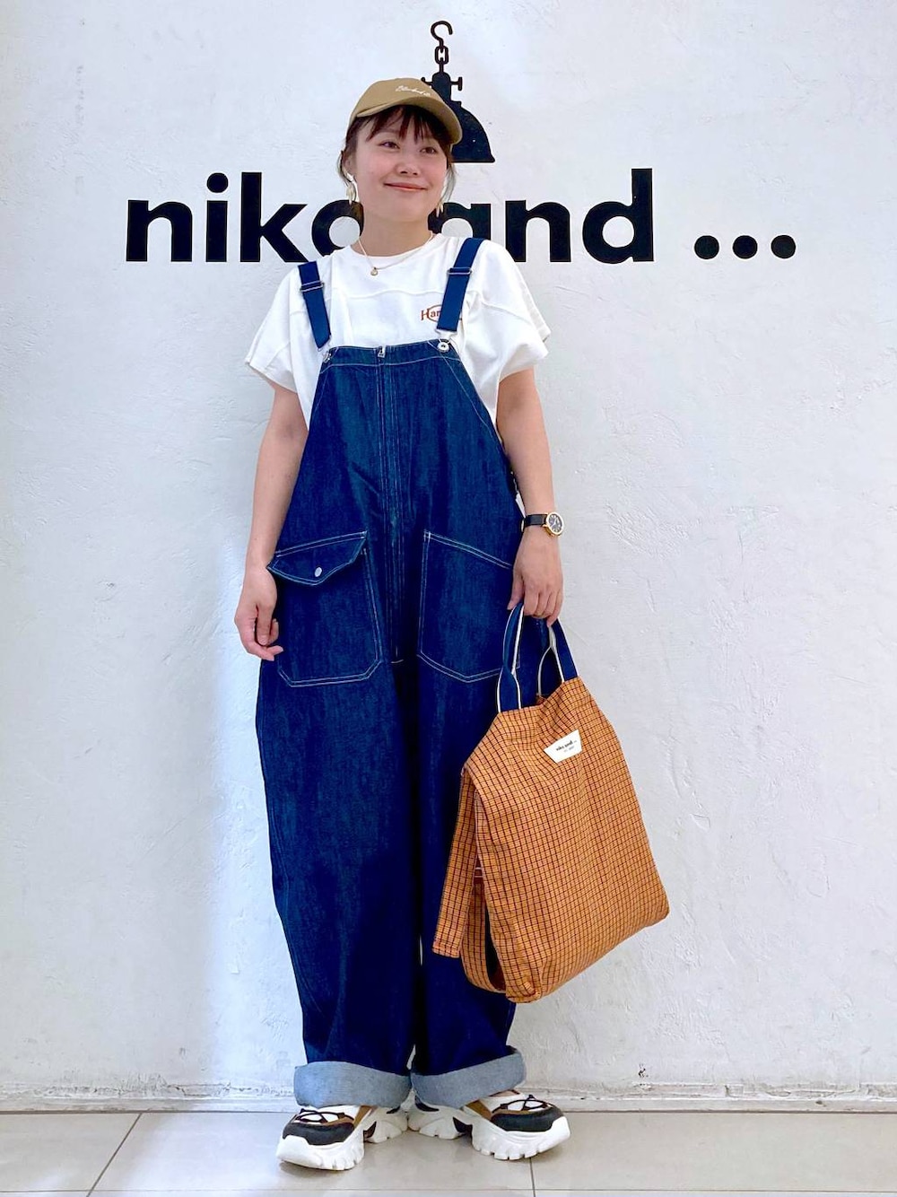 その他のスニーカー、ホワイト系のTシャツ/カットソー、ブルー系のサロペット/オーバーオールを着用したレディースの夏コーディネートの1枚目の写真