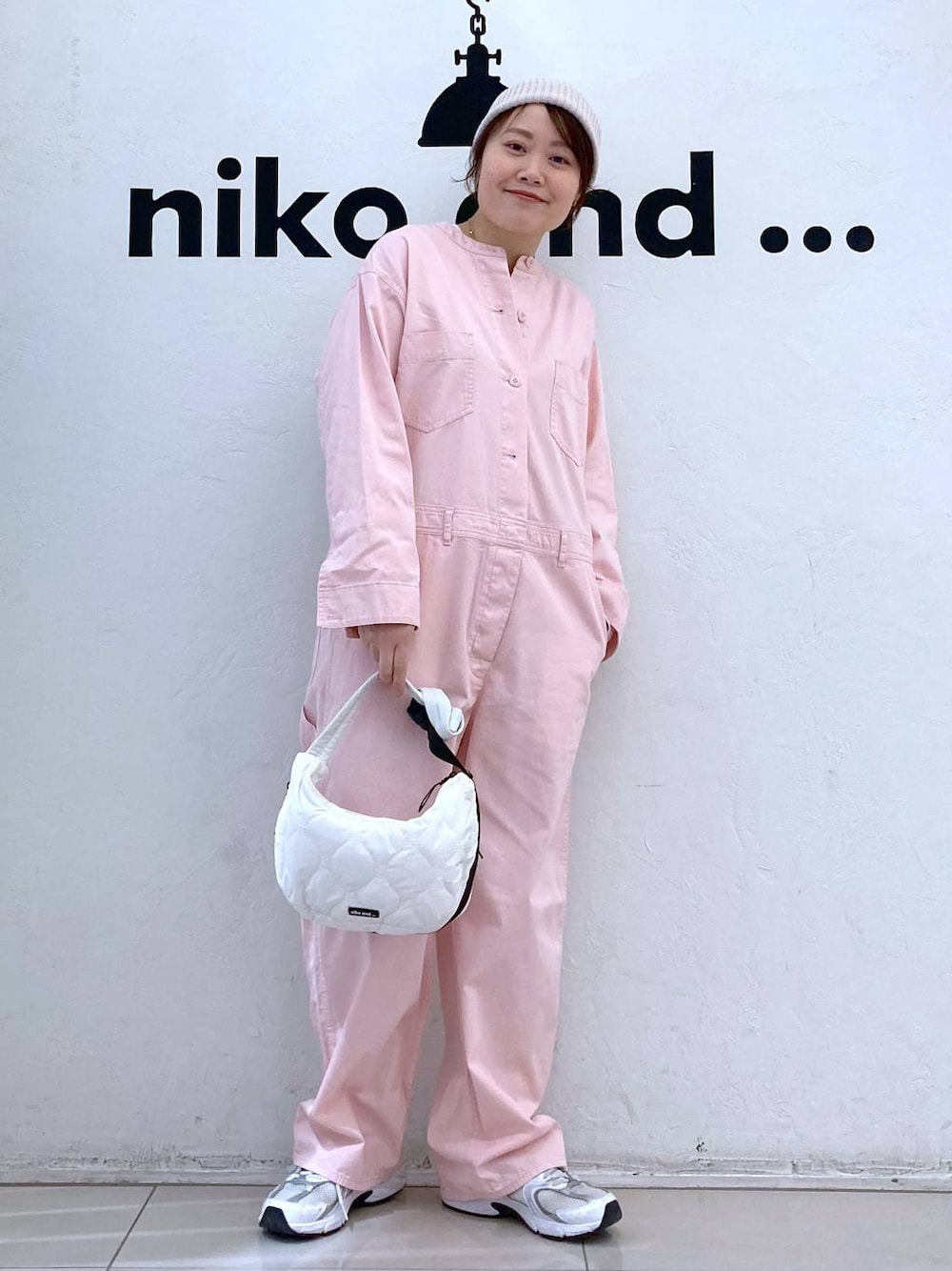 「ピアス、ネックレス、LEPSIM、LOWRYS FARM、ニット帽、カジュアル、ナチュラル、きれいめ、ママコーデ、niko and ...、ショルダーバッグ、ロンT、ワンピース、ミリタリー、春コーデ」｜「niko and...のオーガニックコットンテンセルロングTシャツ（Tシャツ/カットソー、ホワイト系）」を使った、カワモトさん（レディース・162cm）の春コーディネートの1枚目の写真