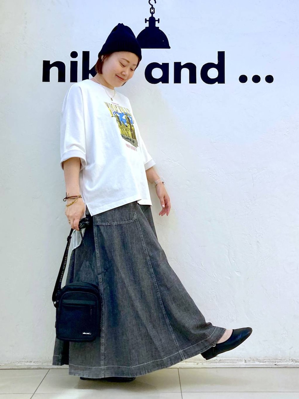 ホワイト系のTシャツ/カットソー、その他のパンプス、ブラック系のショルダーバッグを着用したレディースの夏コーディネートの1枚目の写真