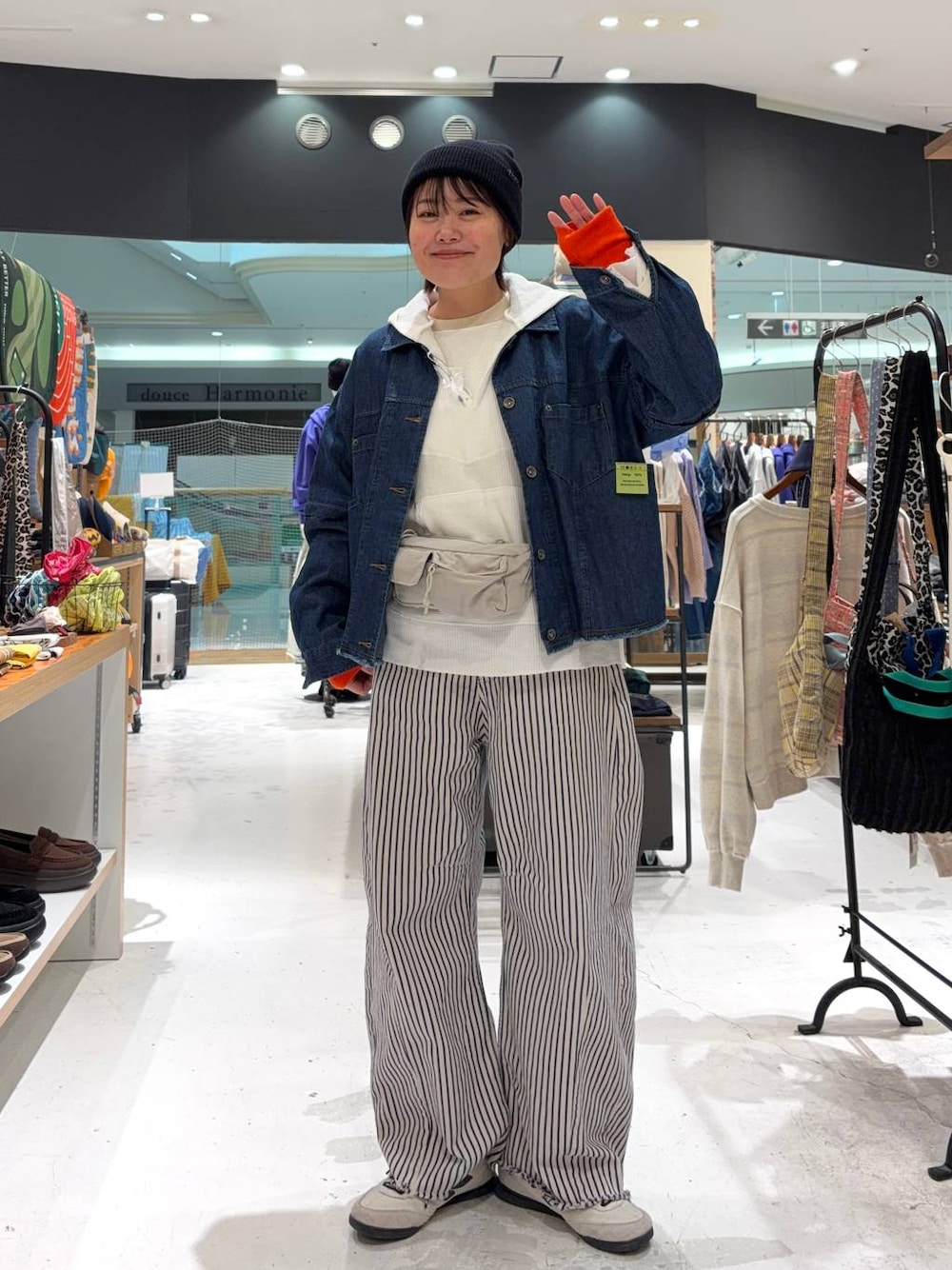 ホワイト系のデニムパンツ、ホワイト系のパーカー、ベージュ系のニット/セーターを着用したレディースの冬コーディネートの1枚目の写真