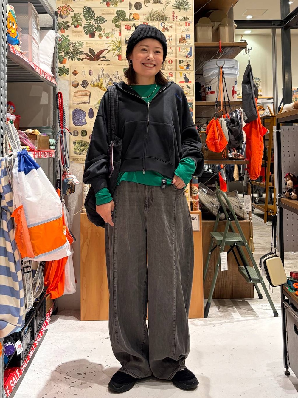グレー系のデニムパンツ、ブラック系のバレエシューズ、ブルー系のパーカーを着用したレディースの秋コーディネートの1枚目の写真