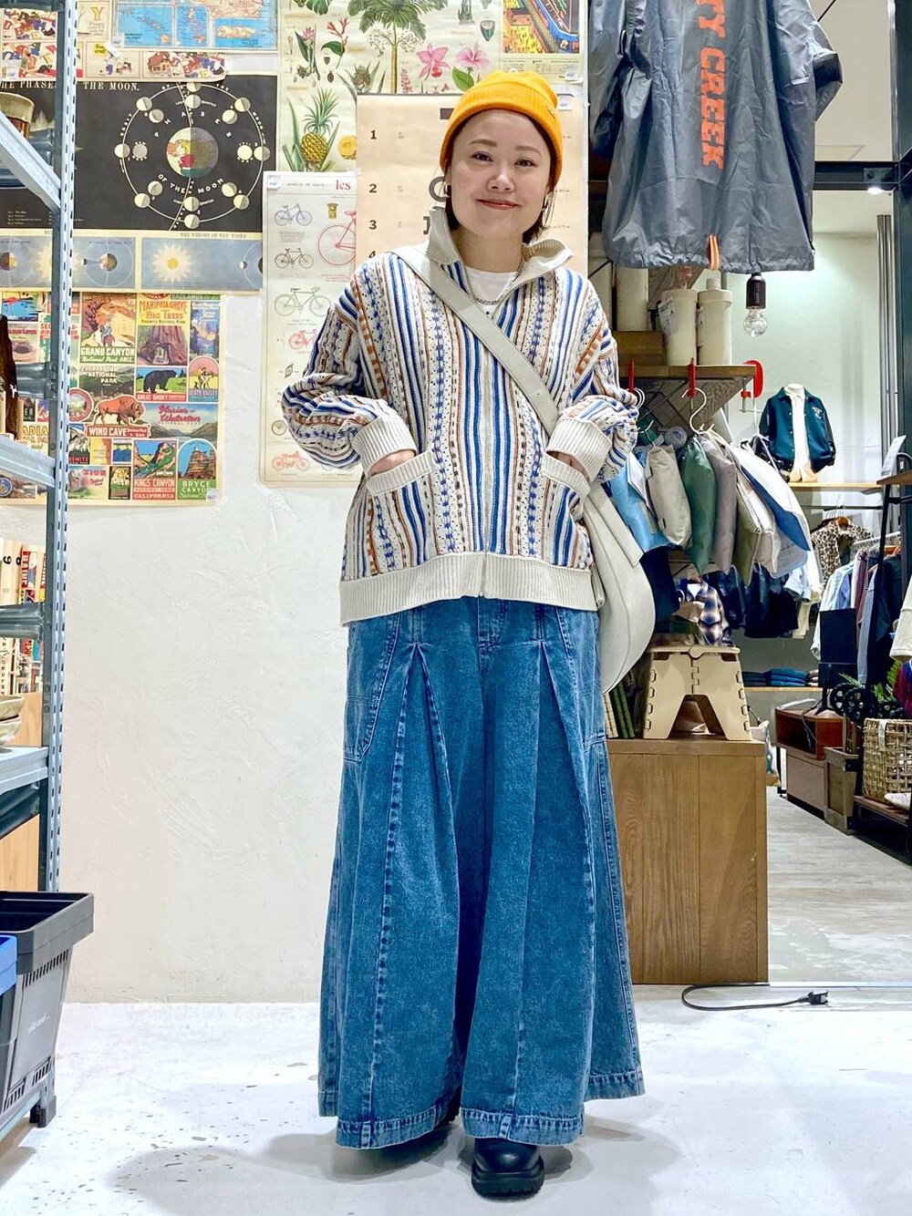 ホワイト系のTシャツ/カットソー、グレー系のショルダーバッグ、ブルー系のその他パンツを着用したレディースの秋コーディネートの1枚目の写真