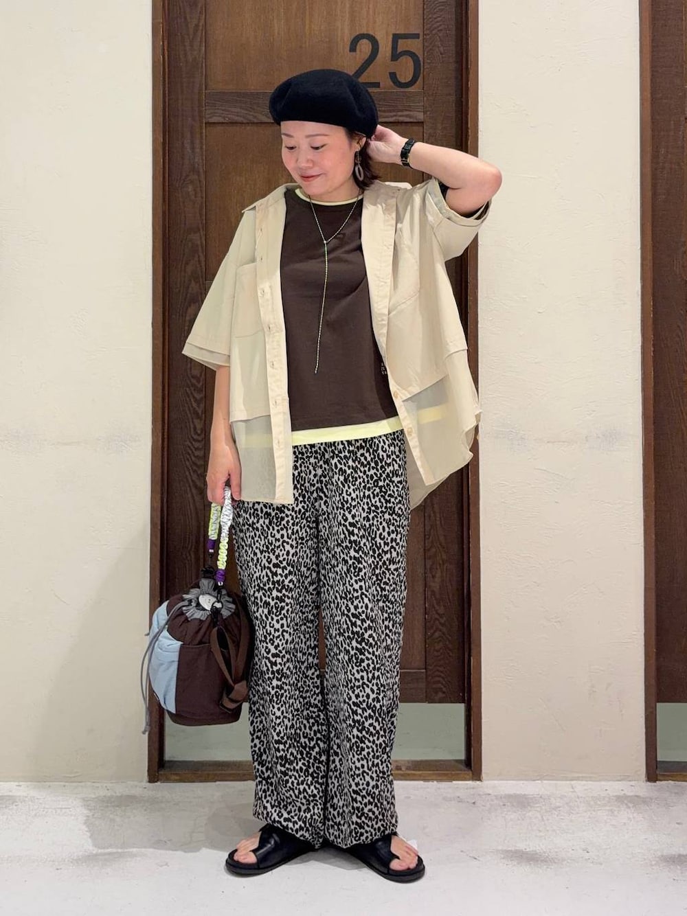 その他のショルダーバッグ、ホワイト系のその他パンツ、ブラウン系のTシャツ/カットソーを着用したレディースの春コーディネートの1枚目の写真