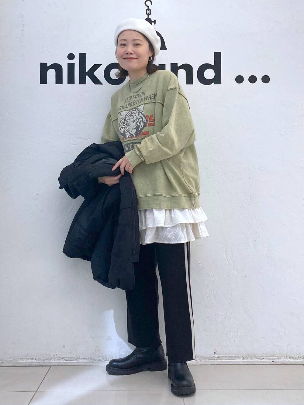 ブラック系のその他パンツ、ブラック系のブルゾン、ホワイト系のその他トップスを着用したレディースの冬コーディネートの1枚目の写真