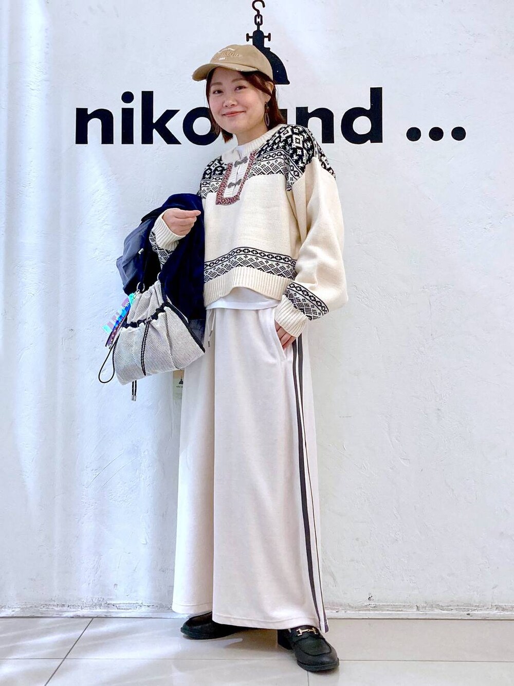 ホワイト系のTシャツ/カットソー、グレー系のショルダーバッグ、グレー系のブルゾンを着用したレディースの秋コーディネートの1枚目の写真