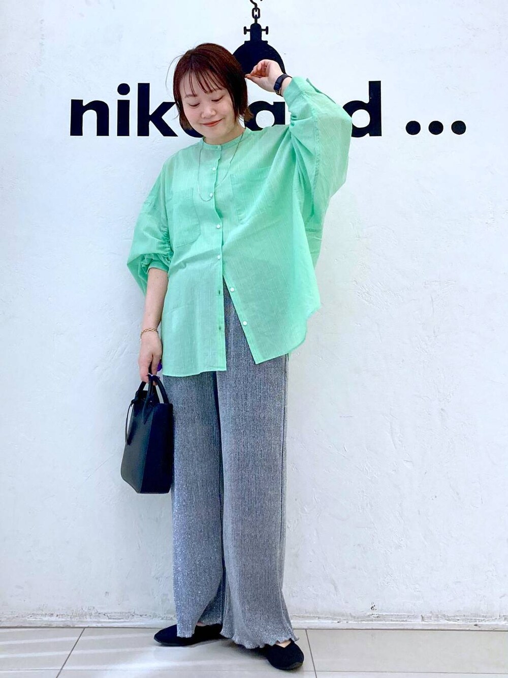 ブラック系のトートバッグ、グレー系のその他パンツ、ベージュ系のタンクトップを着用したレディースの春コーディネートの1枚目の写真