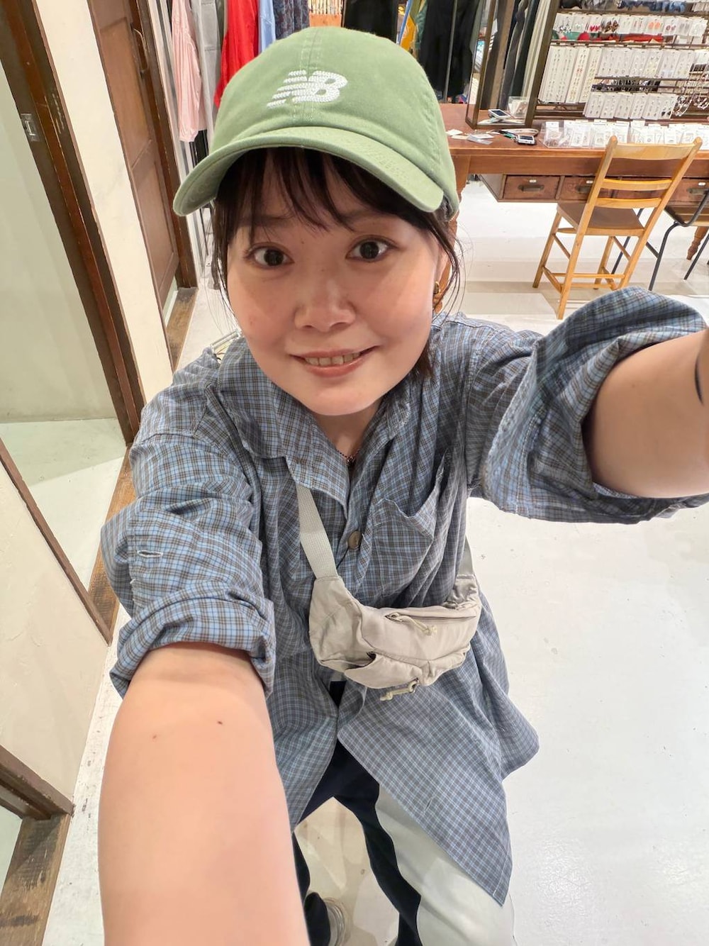 ブルー系のデニムパンツ、ブルー系のシャツ/ブラウス、グレー系のボディバッグ/ウエストポーチを着用したレディースの春コーディネートの1枚目の写真