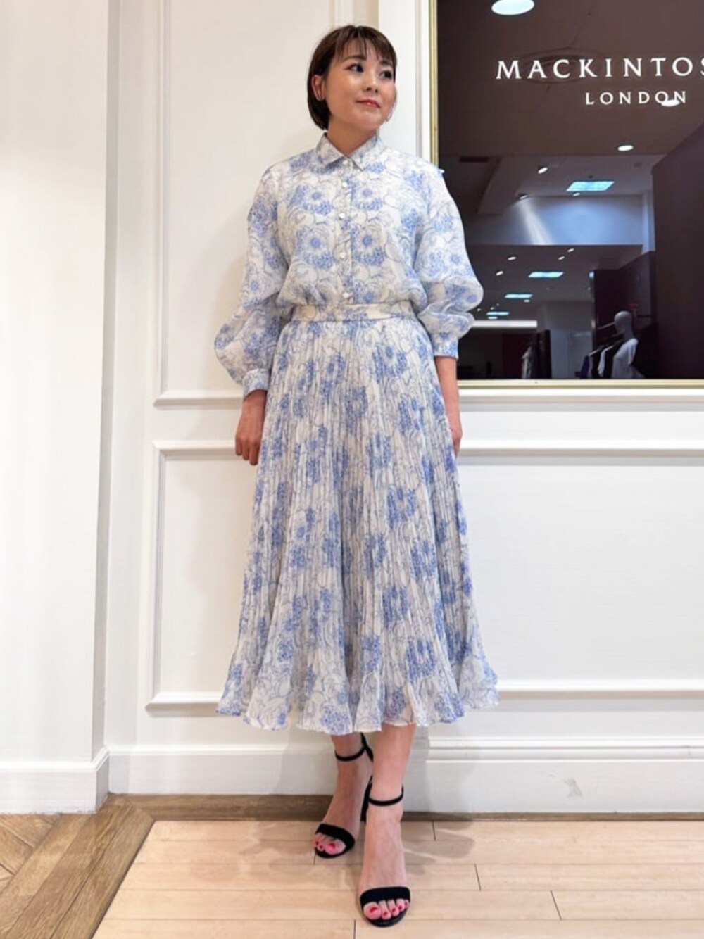 「MACKINTOSH LONDON、マッキントッシュロンドン、スタッフコーデ、花柄」｜「MACKINTOSH LONDONの【BIBURY FLOWER】ラインバイブリーブラウス（シャツ/ブラウス、ブルー系）」を使った、Ayuさん（レディース・159cm）の冬コーディネートの1枚目の写真