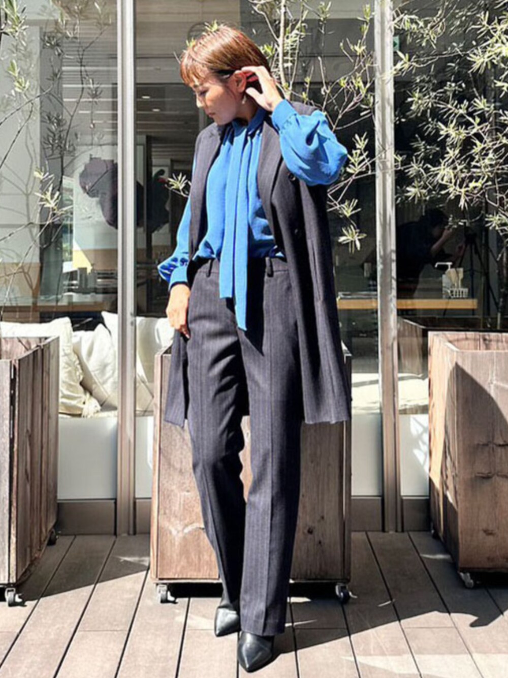 「MACKINTOSH LONDON、マッキントッシュロンドン、スタッフコーデ、ジレ」｜「MACKINTOSH LONDONのポリエステルジョーゼットブラウス（シャツ/ブラウス、ブルー系）」を使った、Ayuさん（レディース・159cm）の冬コーディネートの1枚目の写真