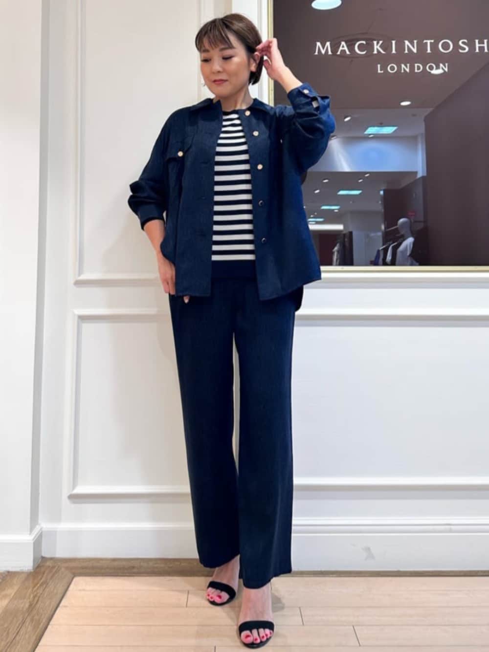 「MACKINTOSH LONDON、マッキントッシュロンドン、スタッフコーデ、セットアップ、ボーダー」｜「MACKINTOSH LONDONのフィブリルサテンシャツ（シャツ/ブラウス、ブルー系）」を使った、Ayuさん（レディース・159cm）の冬コーディネートの1枚目の写真