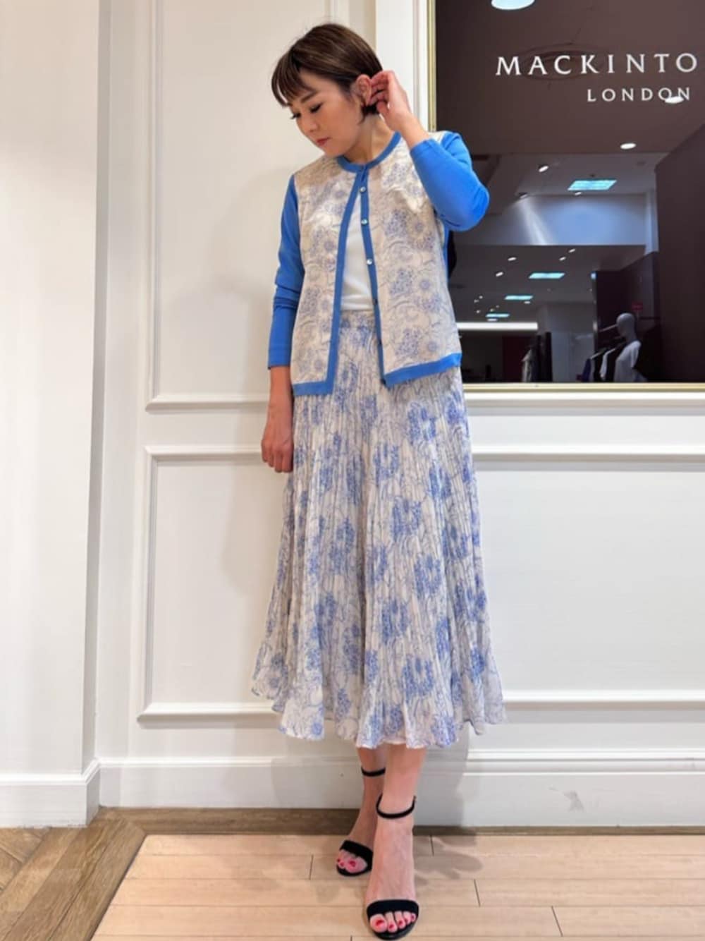 「MACKINTOSH LONDON、マッキントッシュロンドン、スタッフコーデ、カーディガン、花柄」｜「MACKINTOSH LONDONの【BIBURY FLOWER】ラインバイブリースカート（スカート、ブルー系）」を使った、Ayuさん（レディース・159cm）の冬コーディネートの1枚目の写真