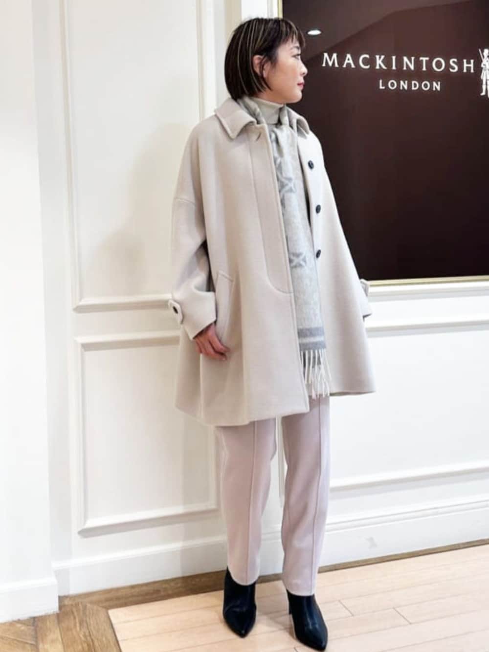 「MACKINTOSH LONDON、マッキントッシュロンドン、スタッフコーデ、冬アウター、ステンカラーコート」｜「MACKINTOSH LONDONの【エクラ掲載】ウォッシャブルスムースウールパンツ（その他パンツ、ホワイト系）」を使った、Ayuさん（レディース・159cm）の冬コーディネートの1枚目の写真