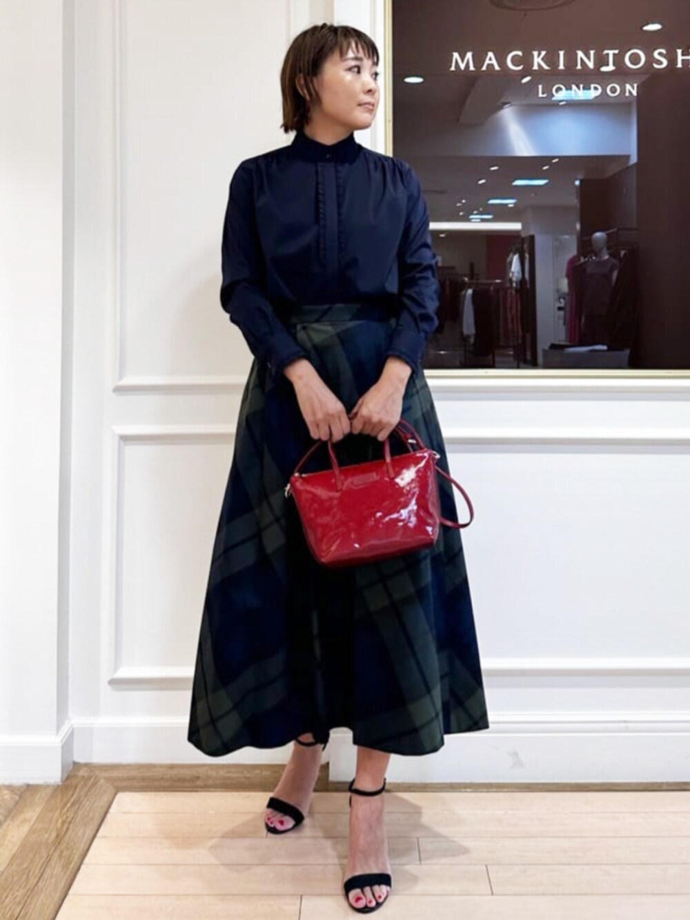 「MACKINTOSH LONDON、マッキントッシュロンドン、スタッフコーデ、チェック」｜「MACKINTOSH LONDONのコットンナイロンストレッチブラウス（シャツ/ブラウス、ブルー系）」を使った、Ayuさん（レディース・159cm）の冬コーディネートの1枚目の写真