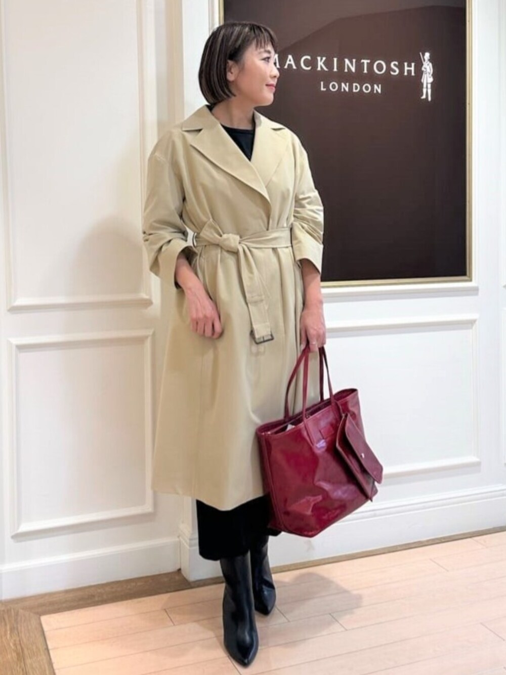 「MACKINTOSH LONDON、マッキントッシュロンドン、スタッフコーデ」｜「MACKINTOSH LONDONの【RESFON/レスフォン】タフタコート（トレンチコート、ベージュ系）」を使った、Ayuさん（レディース・159cm）の冬コーディネートの1枚目の写真