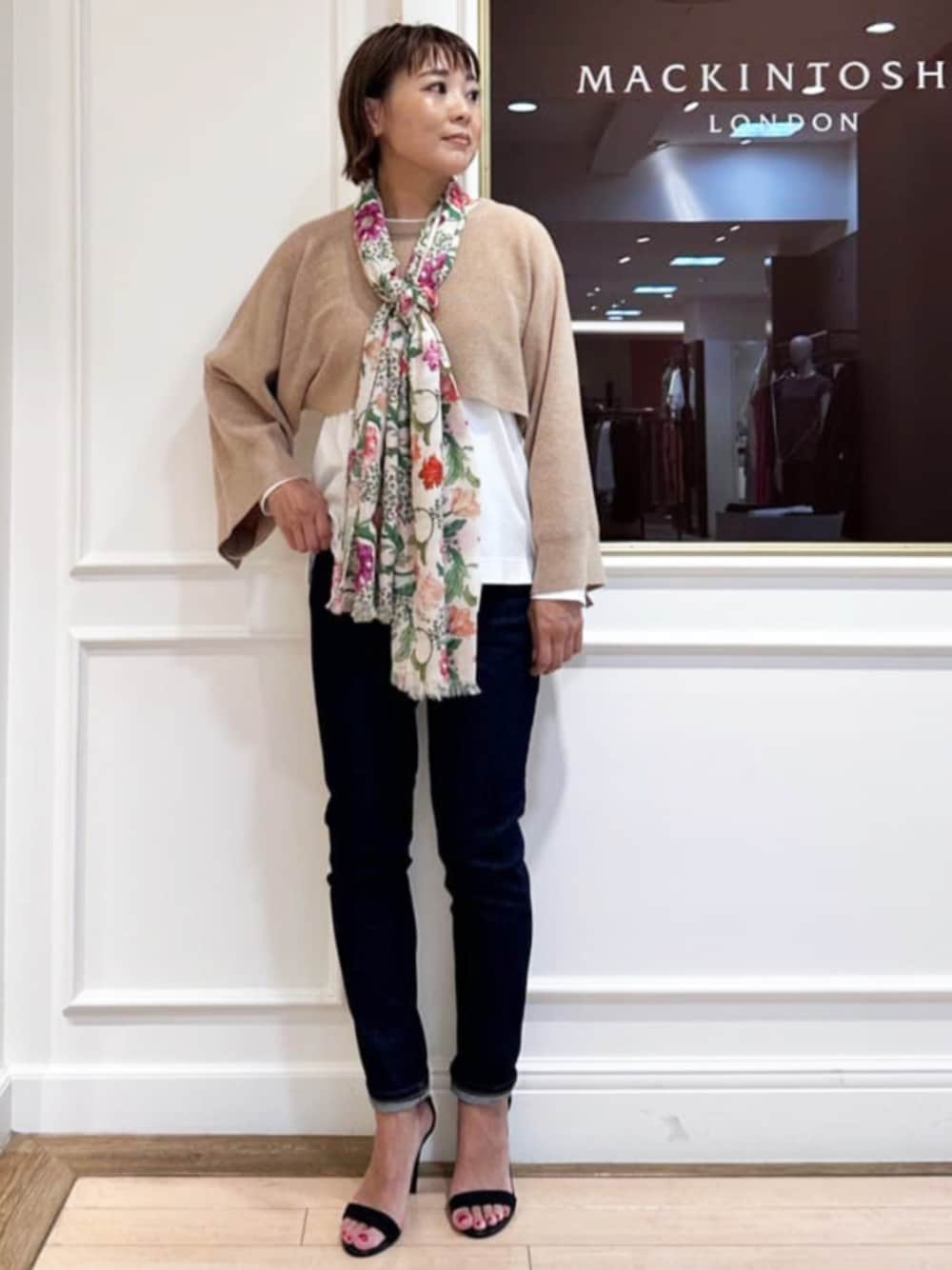 「MACKINTOSH LONDON、マッキントッシュロンドン、スタッフコーデ、ニットベスト、ニット」｜「MACKINTOSH LONDONのロゴプリント長袖Tシャツ（Tシャツ/カットソー、ホワイト系）」を使った、Ayuさん（レディース・159cm）の冬コーディネートの1枚目の写真