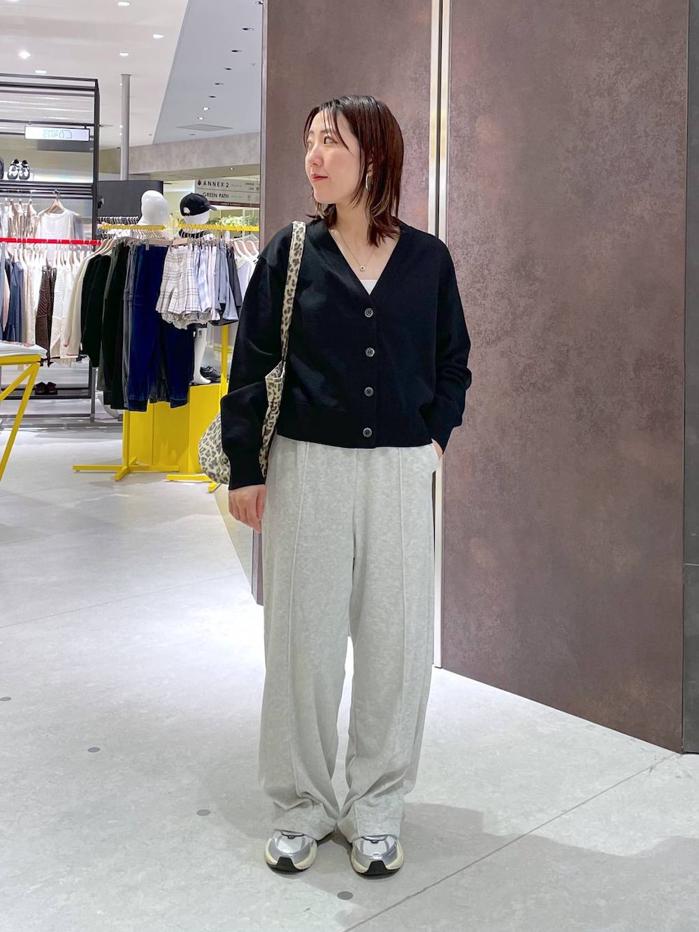 グレー系のその他パンツ、ブラック系のカーディガン/ボレロ、その他のトートバッグを着用したレディースの春コーディネートの1枚目の写真