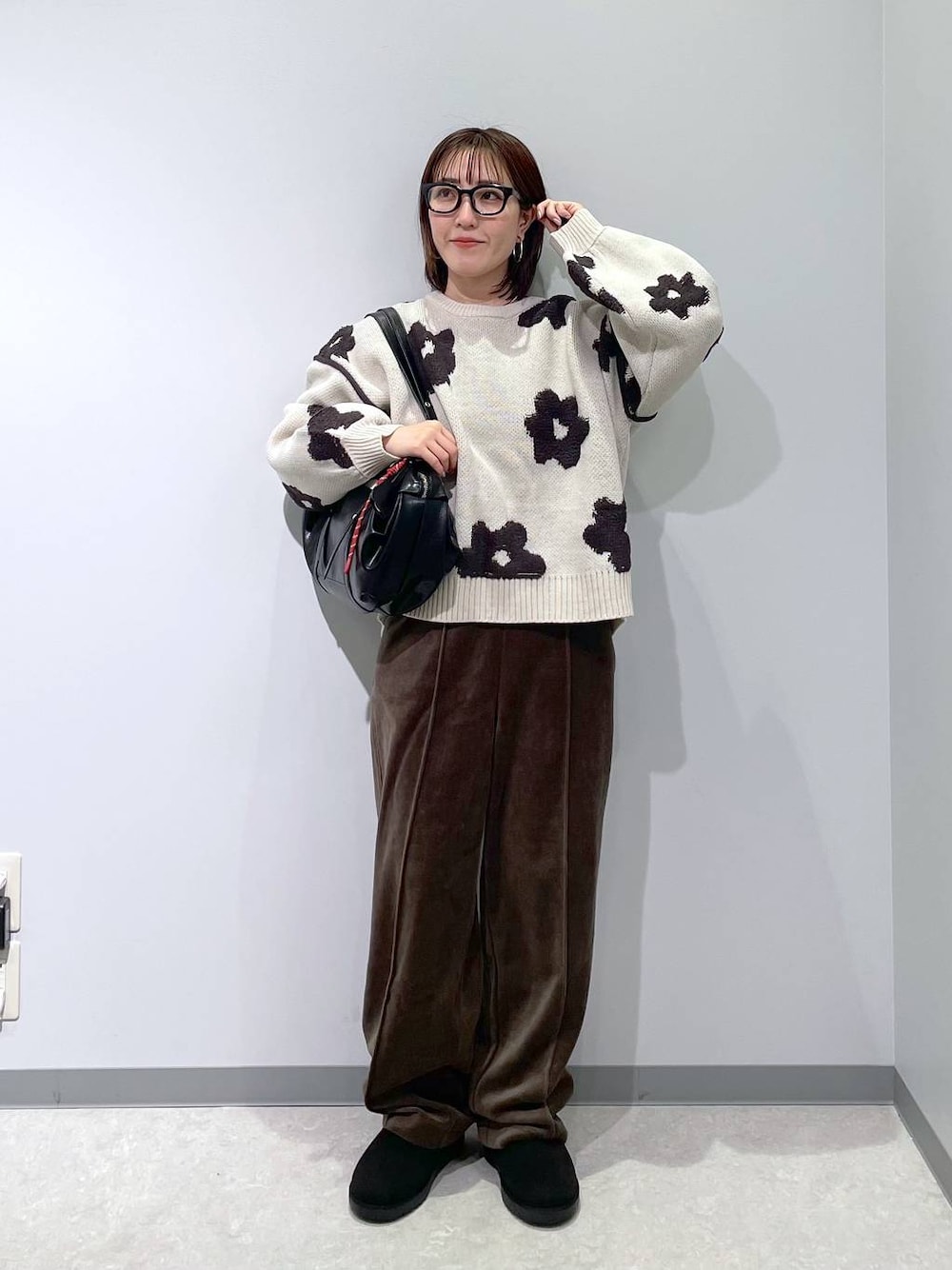 ブラウン系のその他パンツ、ベージュ系のニット/セーター、ブラック系のブーツを着用したレディースの冬コーディネートの1枚目の写真